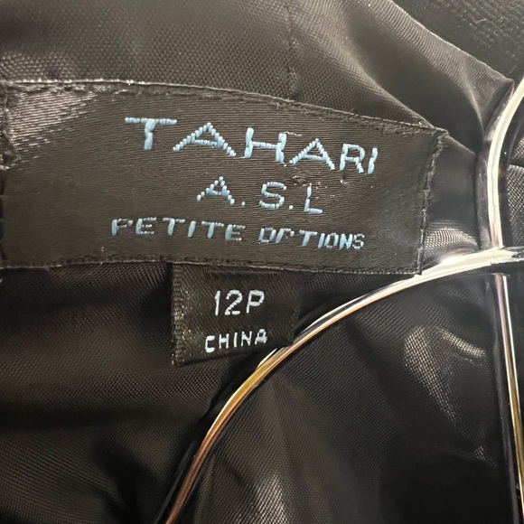 Tahari skirt suit. Cute detailed bottom - Picture 3 of 4